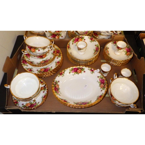 370 - A large qty of Royal Albert Country Rose table ware (4)