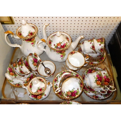 370 - A large qty of Royal Albert Country Rose table ware (4)