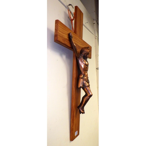 387 - A large crucifix 46 x 89cm