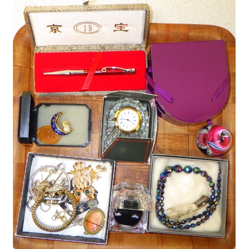 92 - A small qty of misc costume jewellery to include silver chain, claw brooch etc