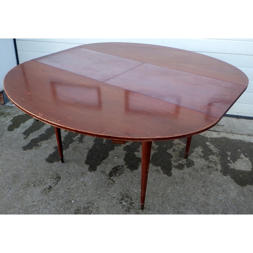 628 - An oval extending dining table, 138cm long