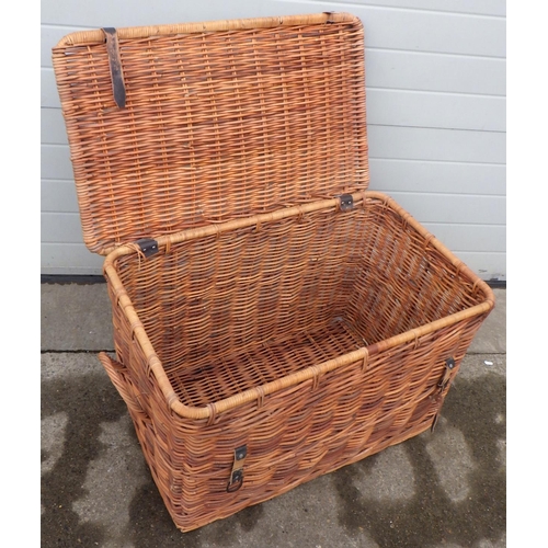 635 - A large wicker basket, 91cm wide