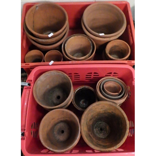 676 - A qty of terracotta plant pots and a small chimney pot (4)