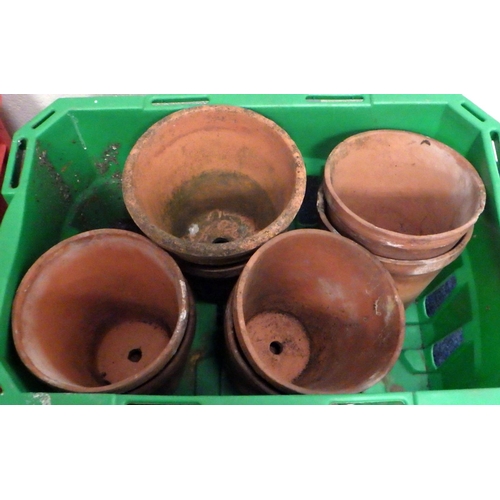 676 - A qty of terracotta plant pots and a small chimney pot (4)