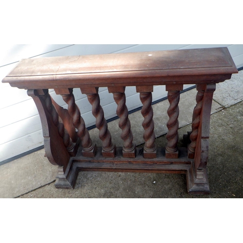 732 - An oak short alter rail with five barleytwist columns, 95cm long x 73cm high (ex York Minster Stores... 