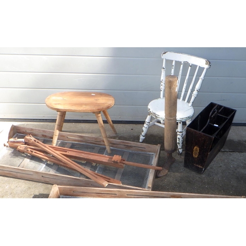 850 - A white painted child's chair, stool, two proving trays, easel, stool, cobblers last, magazine rack ... 