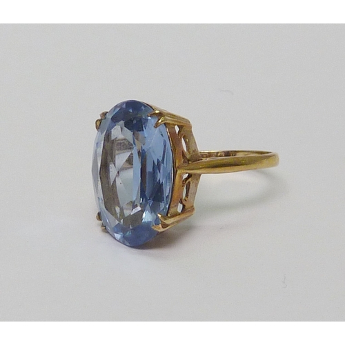 6 - A cocktail ring, 9ct gold and blue synthetic spinel. Approximately 5.5gr gross / size P.  736841