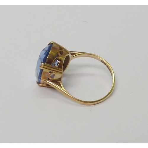 6 - A cocktail ring, 9ct gold and blue synthetic spinel. Approximately 5.5gr gross / size P.  736841