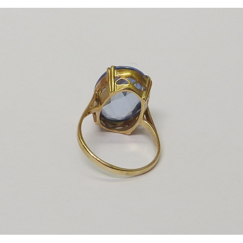 6 - A cocktail ring, 9ct gold and blue synthetic spinel. Approximately 5.5gr gross / size P.  736841