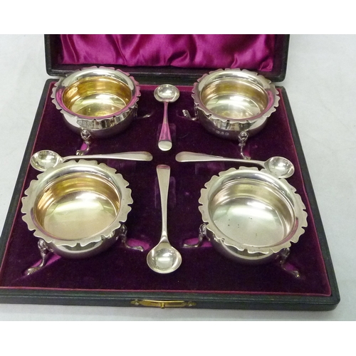 74 - A cased set of four silver cauldron salts with spoons, 20th cent.  Glass liners lacking.  175gr.