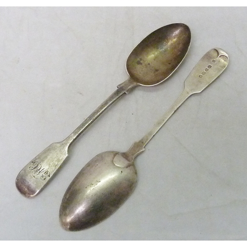 76 - A pair of Victorian silver table spoons, fiddle pattern.  220mm long / 150gr.