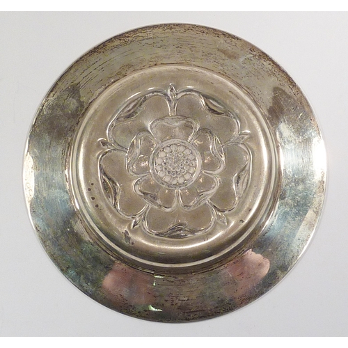 55 - A rose motif silver dish, late 20th cent, 120mm diameter.  115gr