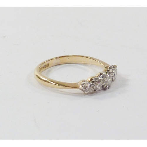 98 - A five stone diamond ring in an 18ct gold setting.  Central stone 2.5mm diameter / gross weight 2.2g