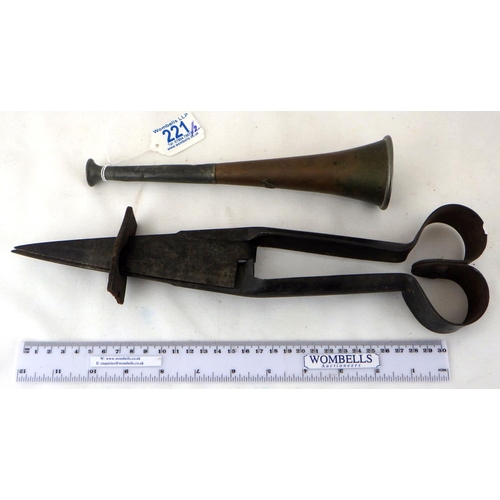 221 - A fox hunting horn marked D.G Bedale, 23cm long; a pair of agricultural shears (2)