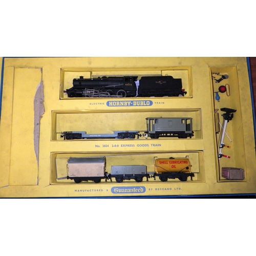 335 - A Hornby Dublo train set af