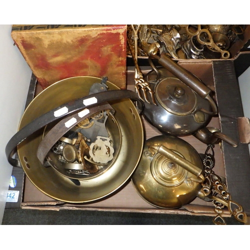 342 - A large qty of brass ware to include jam pans, toasting forks, horse brasses, kettles etc (2)