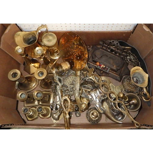 342 - A large qty of brass ware to include jam pans, toasting forks, horse brasses, kettles etc (2)