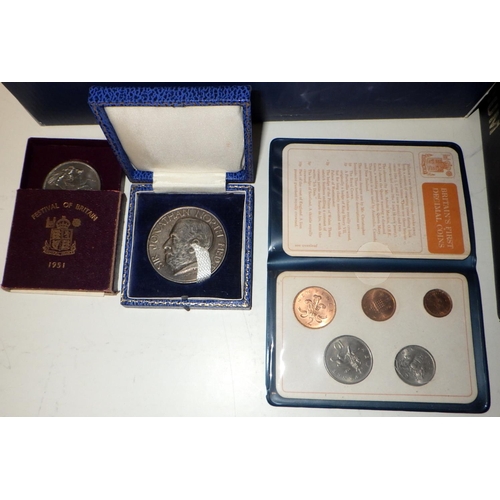 407 - A Victoria 1853 1d coin together with other Victorian and later British coinage; commemorative crown... 