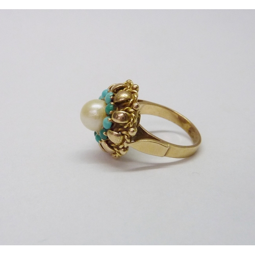 417 - A cluster ring, comprising a central pearl surrounded by a halo of turquoise, unmarked yellow metal.... 