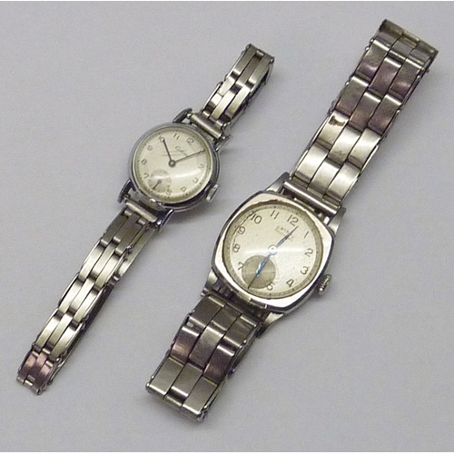 427 - A Rotary cushion cased watch presented on a Clewco rivet link oyster style bracelet, watch 28mm / br... 