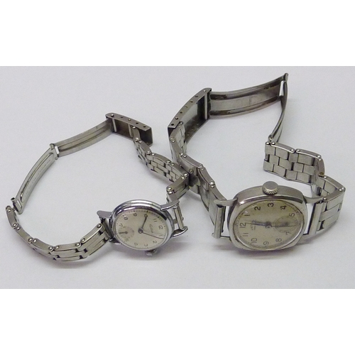 427 - A Rotary cushion cased watch presented on a Clewco rivet link oyster style bracelet, watch 28mm / br... 