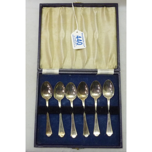 440 - A cased set of six silver tea spoons.  60gr