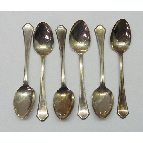 440 - A cased set of six silver tea spoons.  60gr