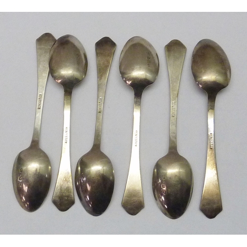 440 - A cased set of six silver tea spoons.  60gr