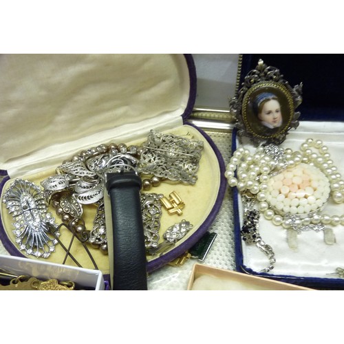 429 - A ladies 9ct gold wristwatch; a Ruskin pottery brooch; costume jewellery, dressing set items etc