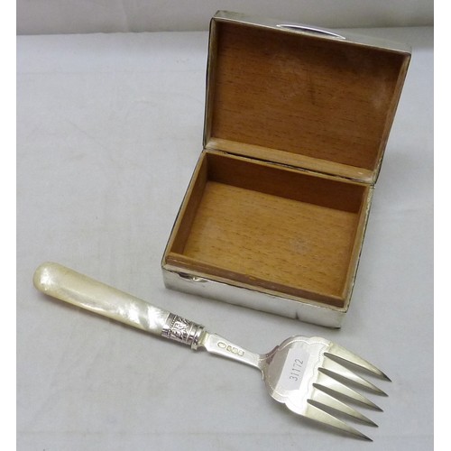 438 - A silver and hardwood cigarette case, a/f,  110 x 90mm; a silver and mother of pearl serving fork, 2... 