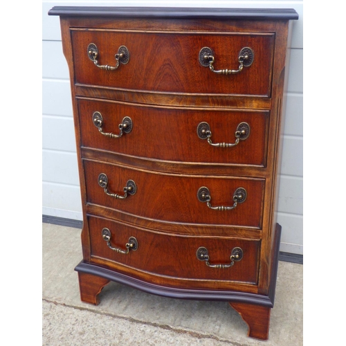 611 - A small reproduction mahogany chest of drawers, 50cm wide