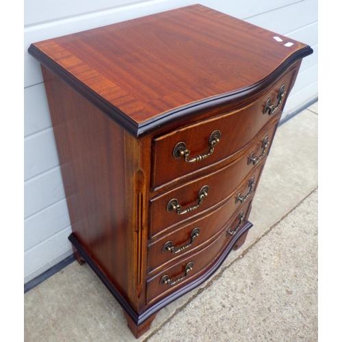 611 - A small reproduction mahogany chest of drawers, 50cm wide