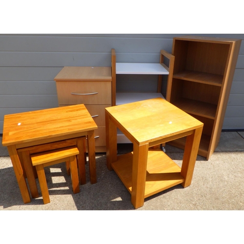 623 - A modern oak nest of occasional tables, occasional table, trolley, chest & shelves (5)