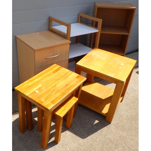 623 - A modern oak nest of occasional tables, occasional table, trolley, chest & shelves (5)