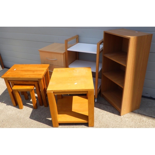 623 - A modern oak nest of occasional tables, occasional table, trolley, chest & shelves (5)