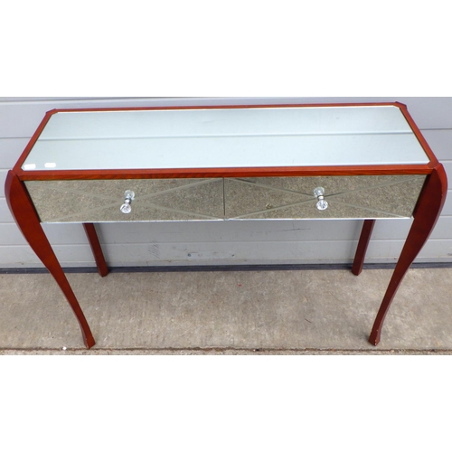 656 - A mirrored side table, 106cm wide together with a pair of white ceramic table lamps (3)