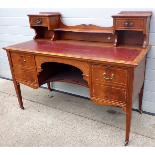 801 - An Edwardian mahogany dressing table with leather inset top, missing some handles & mirror, 137cm wi... 