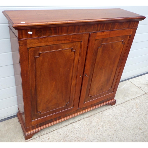 816 - A mahogany low cupboard, 119cm wide