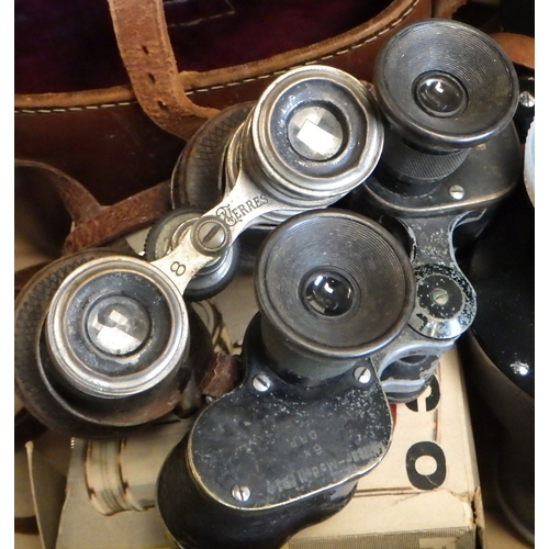 79 - Various vintage binoculars, cameras and lamps af