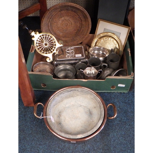 86 - A qty of misc metal wares to inc 19thC brass trivet, pewter tankards, large copper two handle pan, b... 