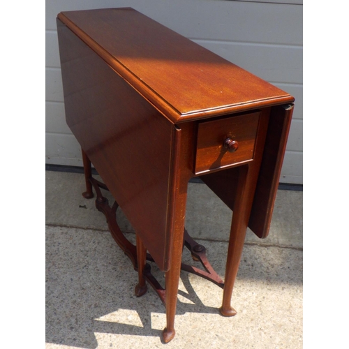 832 - An Edwardian small mahogany drop leaf table