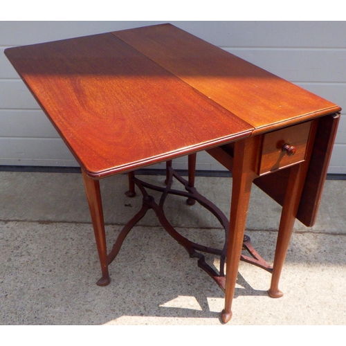 832 - An Edwardian small mahogany drop leaf table