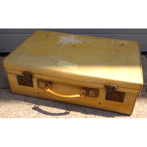 834 - A vintage suitcase