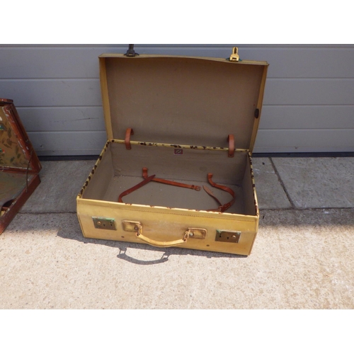 834 - A vintage suitcase