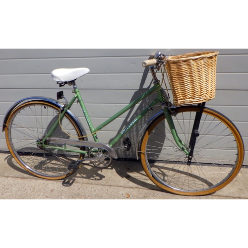 679 - A Universal ladies bicycle with basket