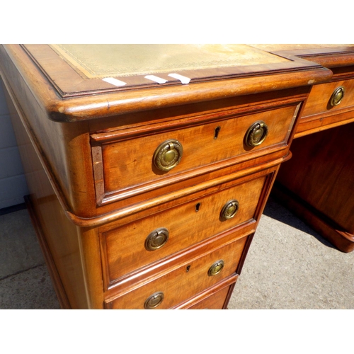 687 - A Victorian mahogany inverted breakfront pedestal desk with leather inset top, faded, 141cm wide, mi... 