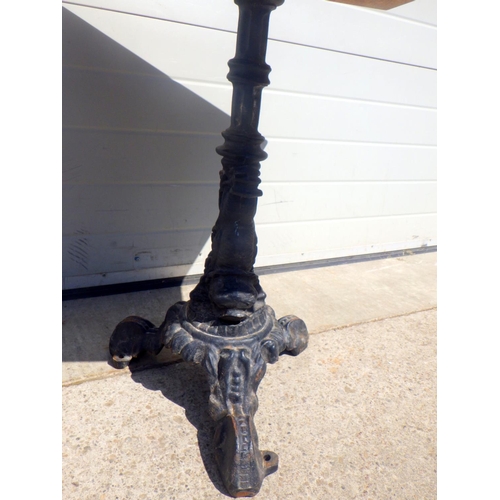 688 - A pub table with cast iron base, 69cm across