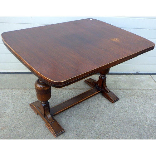 700 - A 1930's oak draw leaf table, 107cm across