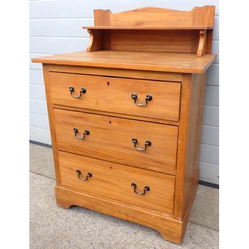 711 - An Edwardian satinwalnut chest of drawers with gallery, 77cm wide