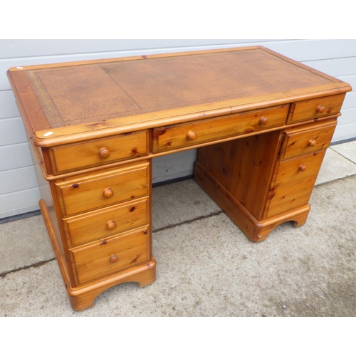 733 - A modern pine kneehole desk, non splitting, 122cm wide